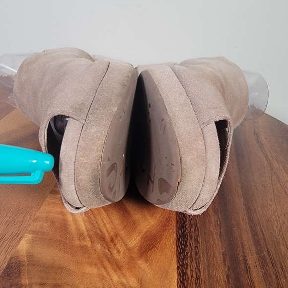 Chocolat Blu Yana Suede Wedge Sandals Size 9.5 Taupe Casual Comfy - Picture 9 of 16